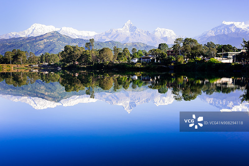 尼泊尔博卡拉费瓦湖，背景是喜马拉雅山脉，包括鱼尾峰和安纳布尔纳峰图片素材