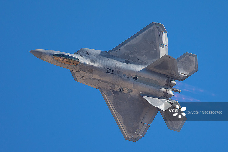 F-22“猛禽”战机超近距离特写，开启加力燃烧室图片素材