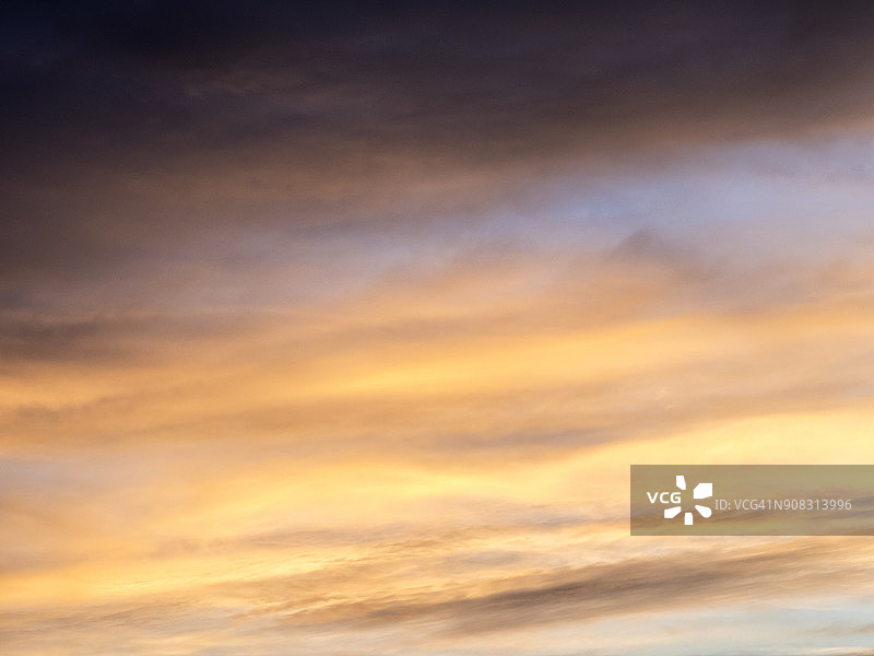 西班牙瓦伦西亚金色云彩阳光天空低角度全画幅图片素材