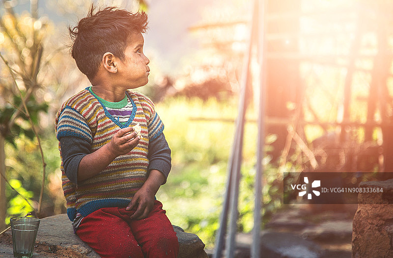 贫困中的小男孩图片素材