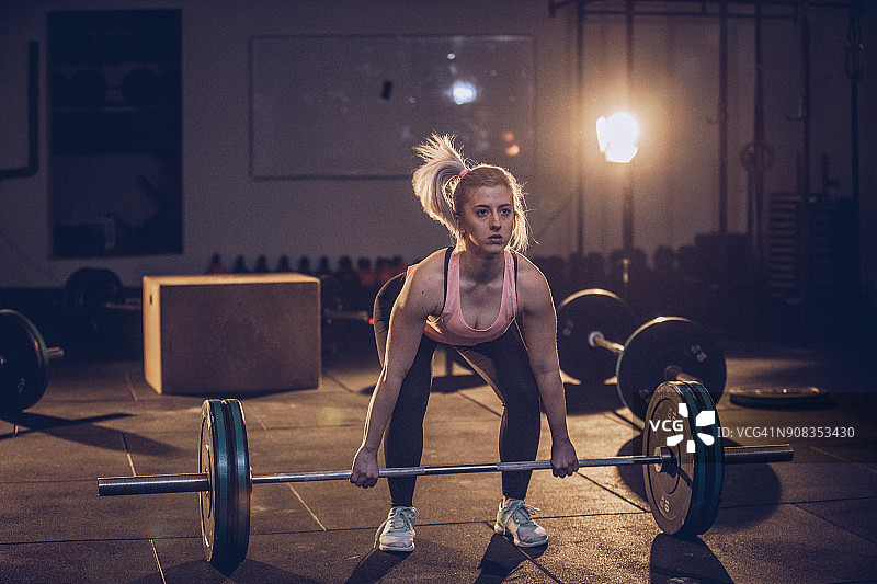 在健身房训练的女孩图片素材
