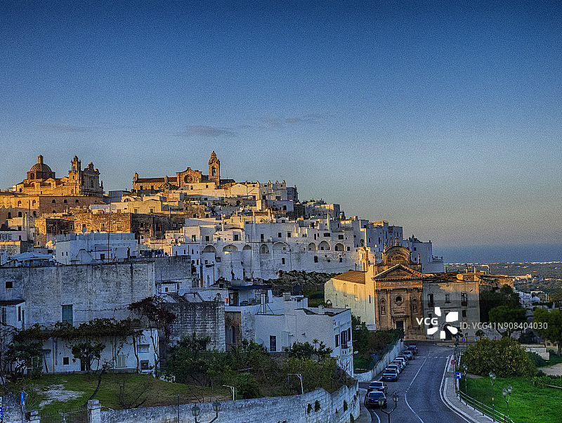 白色古镇的傍晚光线图片素材