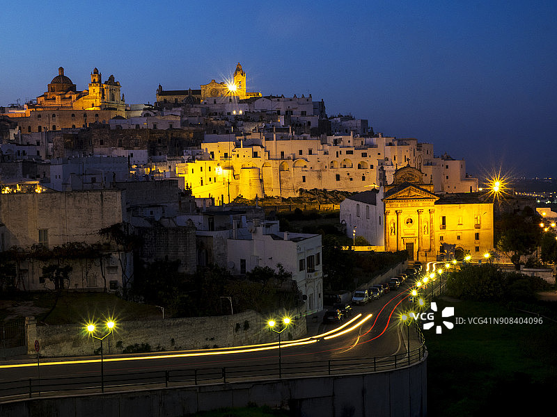 夜幕下的意大利南部普利亚奥斯图尼山顶小镇，大教堂被照亮图片素材