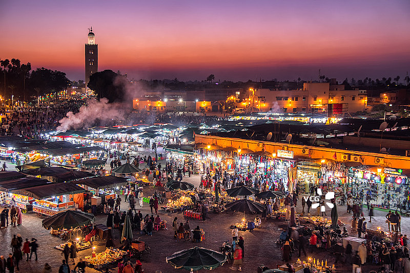 蓝色时刻的德吉玛广场、库图比亚清真寺，摩洛哥马拉喀什图片素材