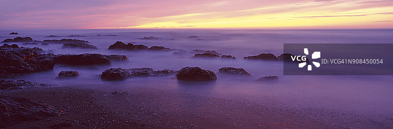 西北太平洋海岸线上巨石周围空灵般平静水面的傍晚长时间曝光全景图片素材