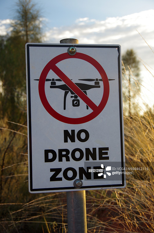 乌鲁鲁-卡塔丘塔国家公园的无人机禁飞区标志，澳大利亚北部地区图片素材