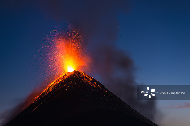 富埃戈火山喷发图片素材