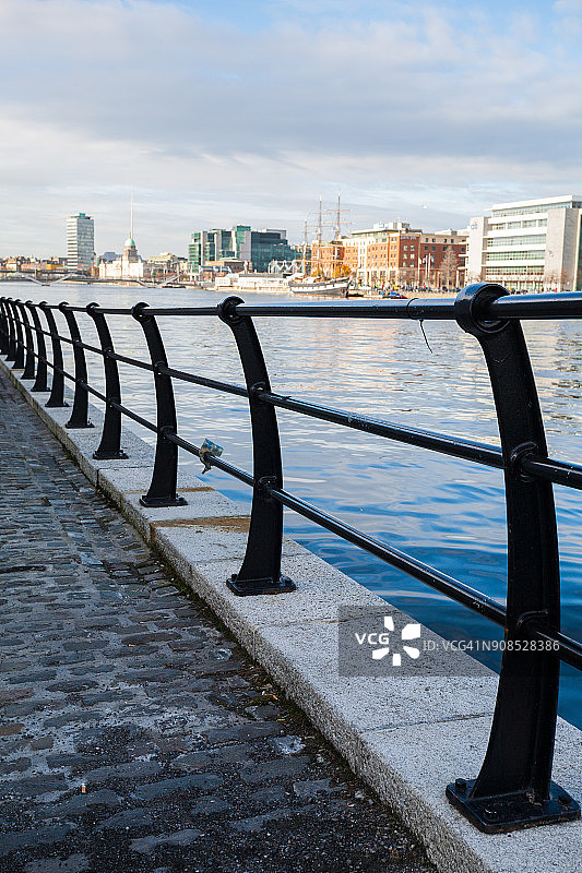 爱尔兰都柏林市的码头图片素材