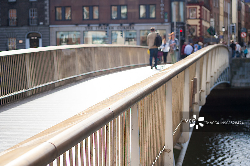 爱尔兰都柏林的千禧桥图片素材