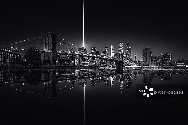 纽约天际线，布鲁克林大桥和曼哈顿大桥在夜晚的黑白光影图片素材