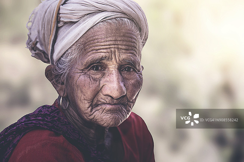 面部有皱纹的年长亚洲女性图片素材