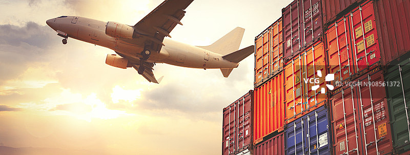 货运集装箱和飞行的货运飞机图片素材