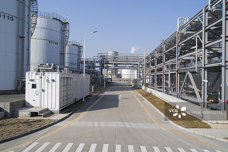 工业区，炼油设备，炼油厂的工业管道特写图片素材