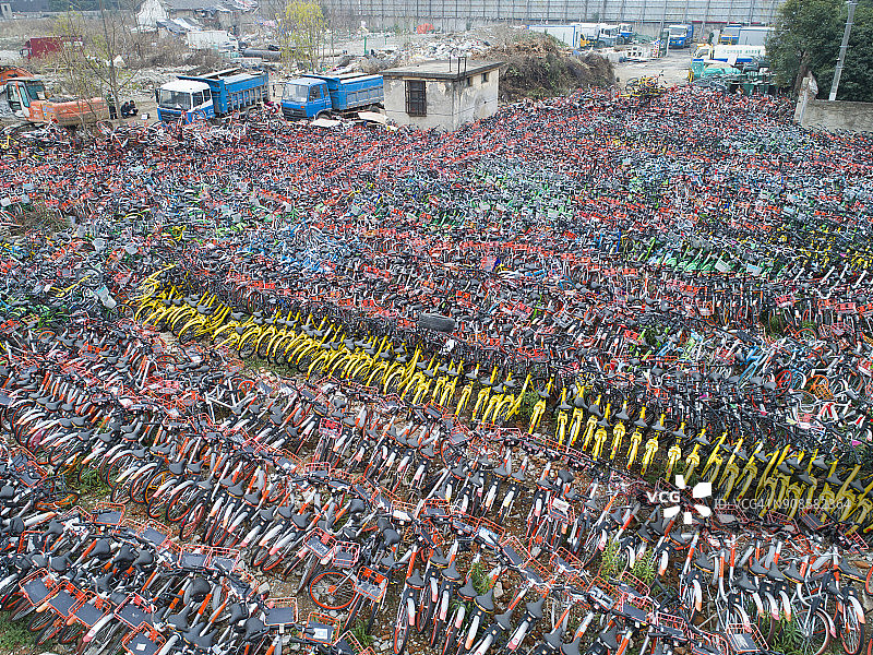 上海堆积如山的废弃共享单车图片素材