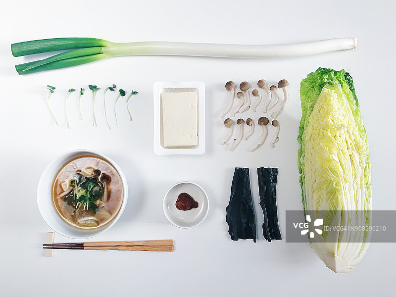 日式味噌汤和配料的俯视图图片素材