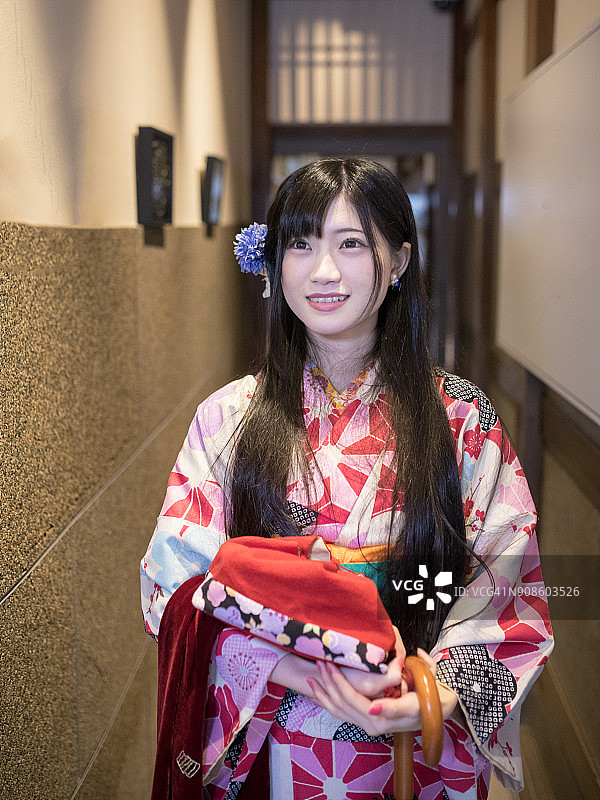 穿着和服走在小路上的美丽女人图片素材