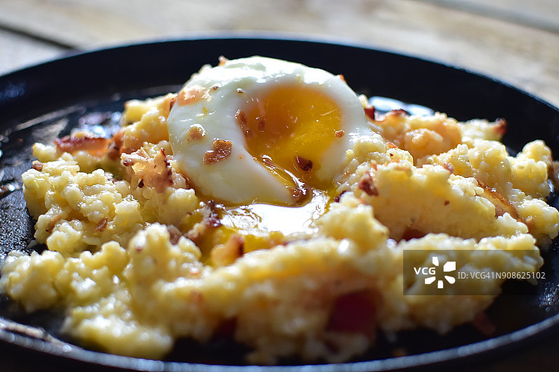 鸡蛋配玉米糁图片素材