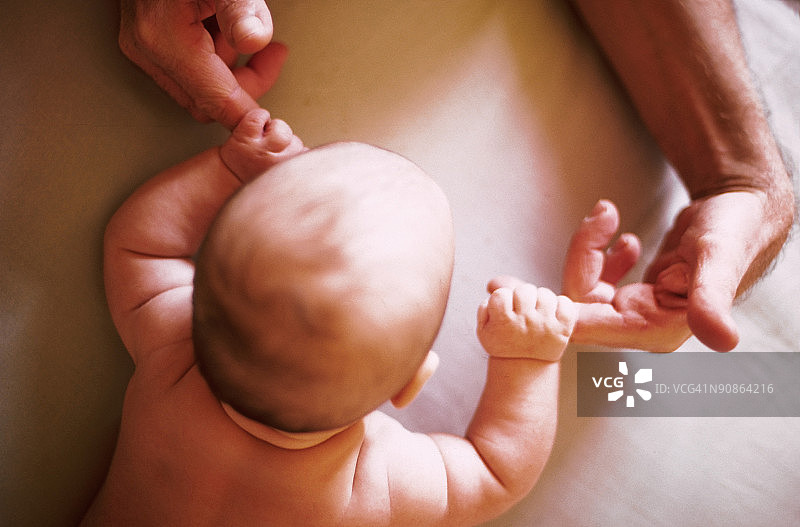 宝宝拉着爸爸的手指图片素材