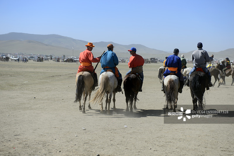 年轻男人在蒙古喀喇昆仑山骑马图片素材