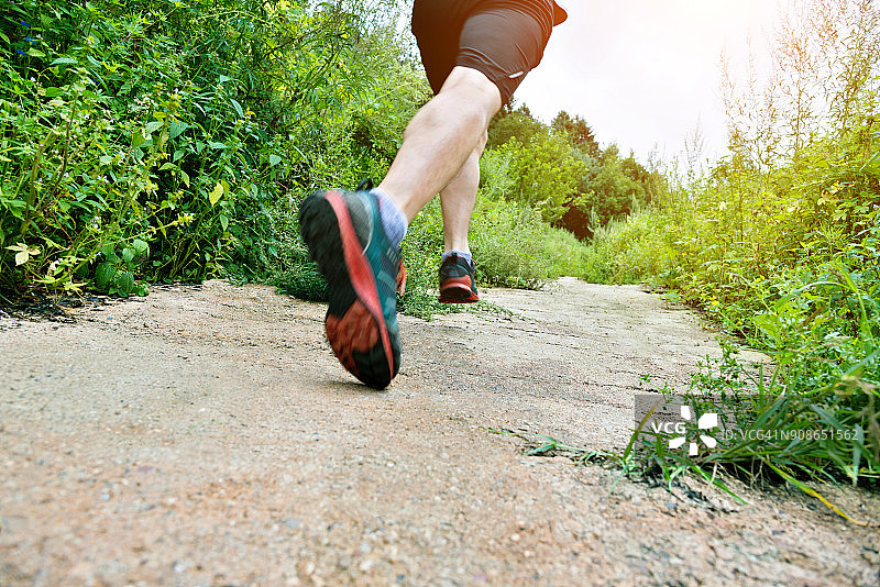 男人在森林小路上跑步图片素材