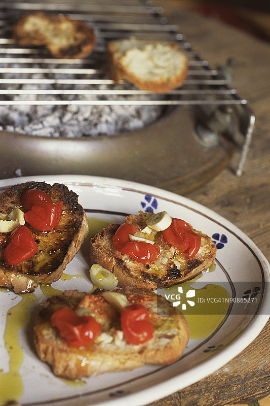 意式烤面包配番茄和橄榄油图片素材