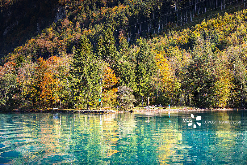 瑞士因特拉肯的图恩湖秋景图片素材