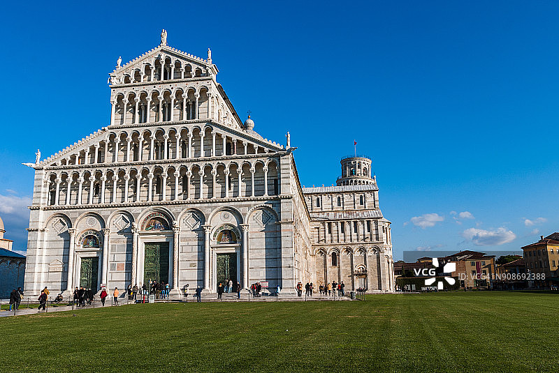比萨大教堂和比萨斜塔及其周边地区景观图片素材