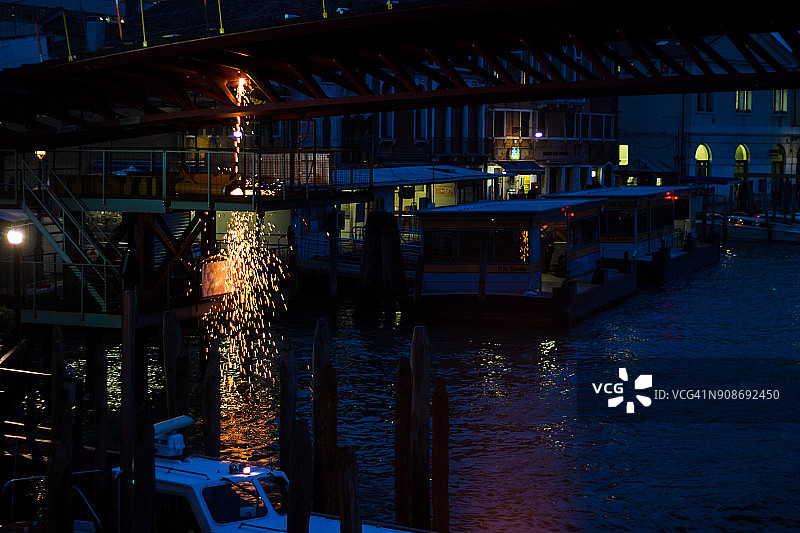 威尼斯，建筑工人在焊接新桥部件时火花四溅图片素材