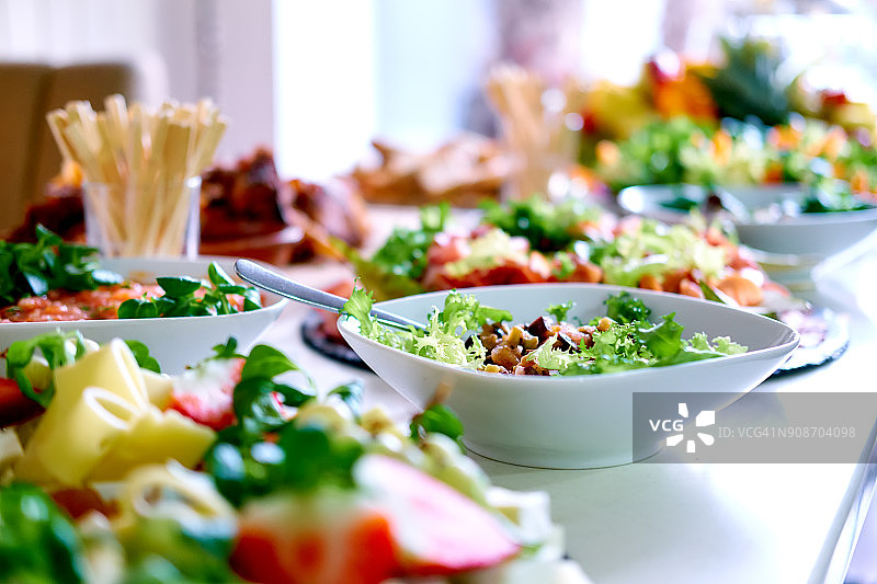 餐桌上的沙拉和小吃图片素材