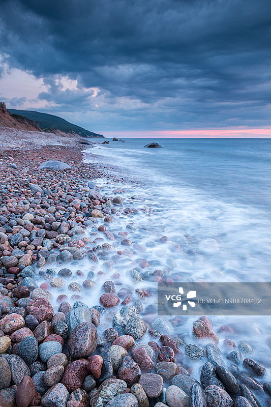 潮湿的石岸图片素材