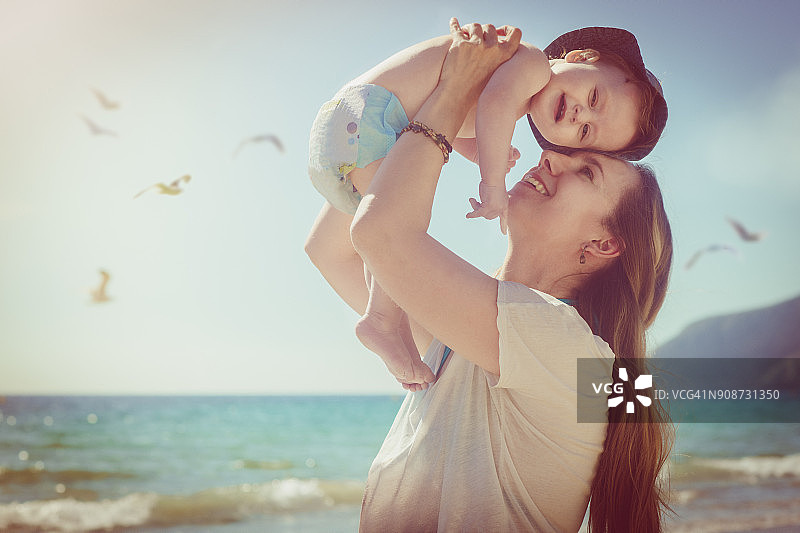 母子在海滩上玩耍图片素材