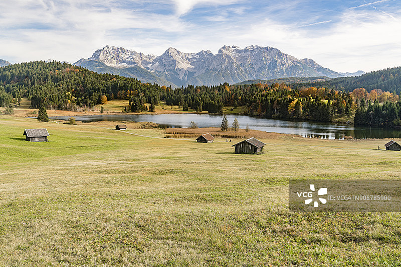 克吕恩的木屋，背景是格罗尔德湖和卡文德尔阿尔卑斯山图片素材