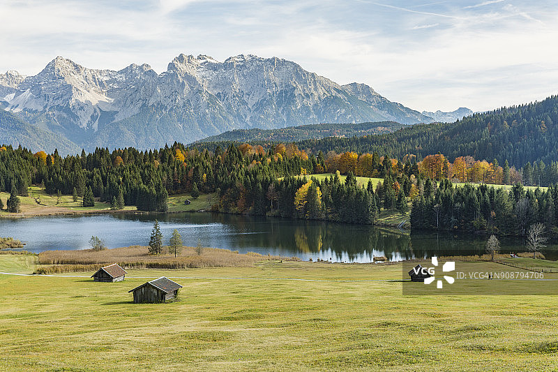 克吕恩的木屋，背景是格罗尔德湖和卡文德尔阿尔卑斯山图片素材