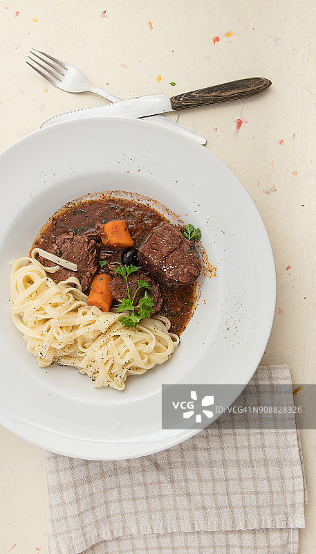 普罗旺斯炖牛肉配面条图片素材