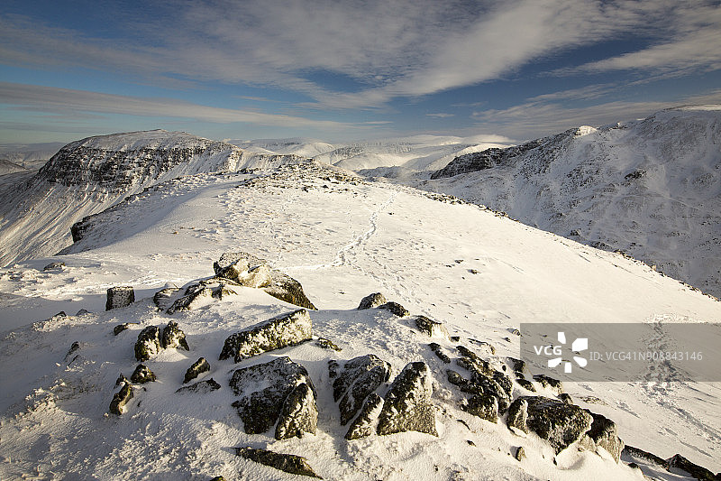 从英国湖区的多利瓦贡派克眺望圣星期日峭壁和商业街图片素材