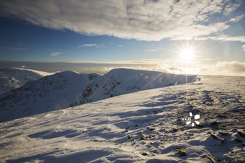 眺望英国湖区海尔韦林山脉的玩偶车夫峰图片素材