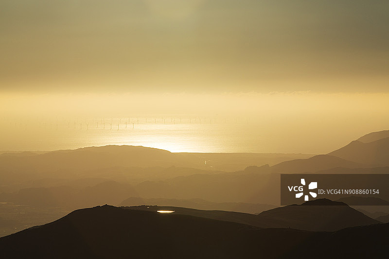 从英国湖区康尼斯顿老人的顶峰俯瞰Walney海上风电场图片素材