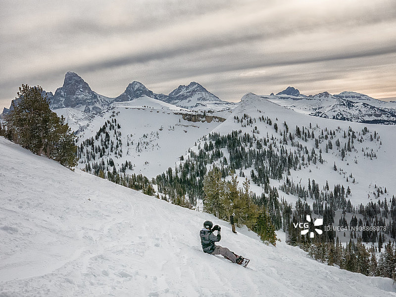 单板滑雪者从格兰德塔吉拍摄提顿峰图片素材