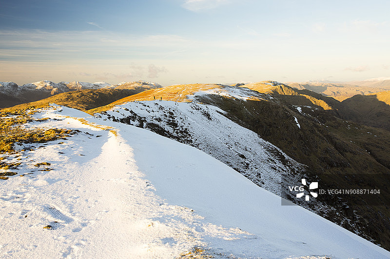 英国湖区康尼斯顿老人在眺望斯卡费尔山脉图片素材