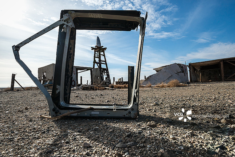 在炸弹的阴影下图片素材