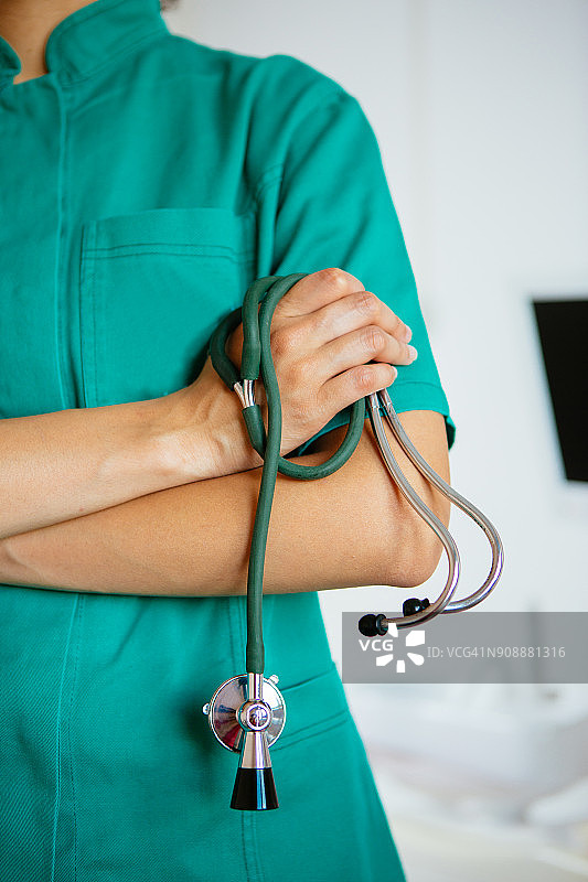 医生拿着听诊器的特写图片素材