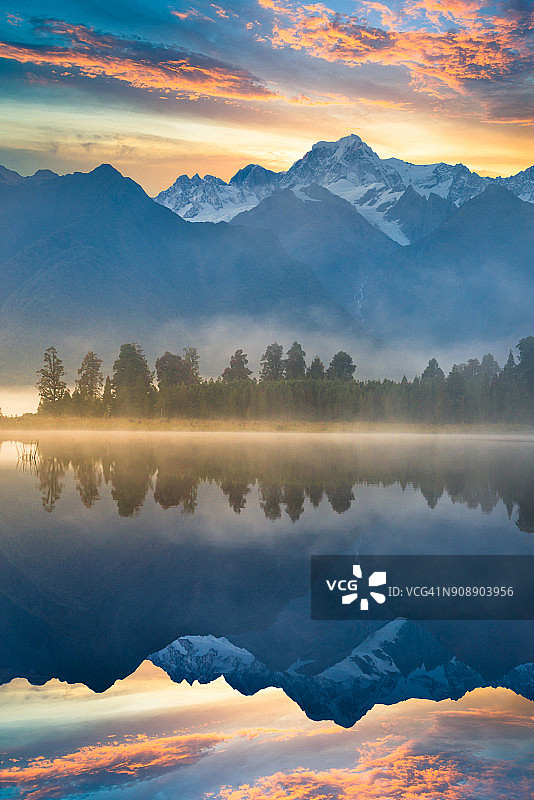 风景秀丽的马西森湖福克斯冰川镇南阿尔卑斯山山谷新西兰图片素材