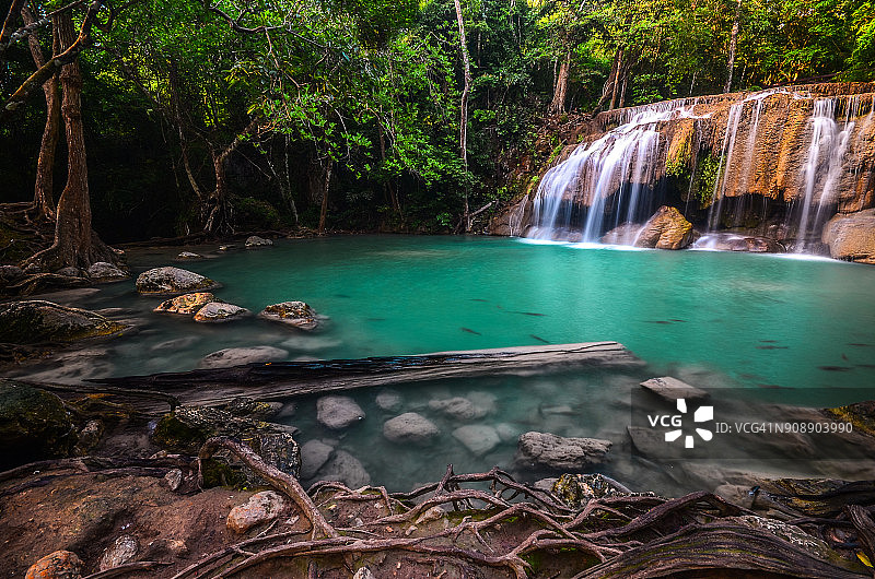 泰国北碧府的森林深处瀑布（爱侣湾国家公园）图片素材
