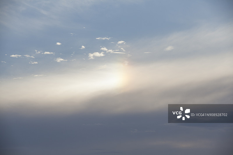 阴天上的彩虹图片素材