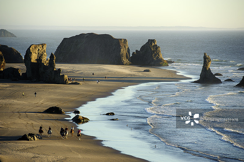 班登海滩和骑马的人们图片素材
