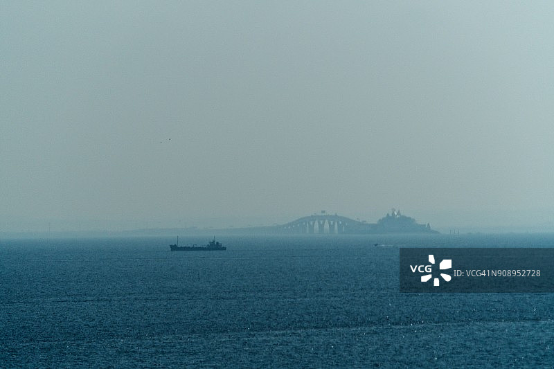 日本东京湾跨海公路和油轮图片素材