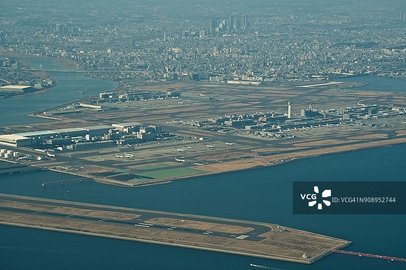 从飞机上俯瞰东京湾和东京羽田国际机场图片素材