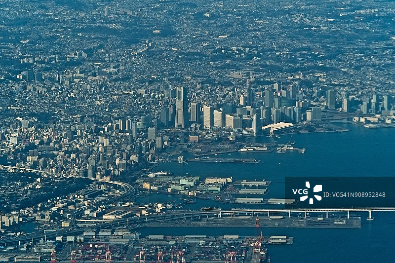 从飞机上俯瞰日本神奈川县横滨市港未来地区白天的景色图片素材