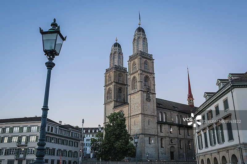 瑞士苏黎世老城区黄昏时分著名的大教堂图片素材