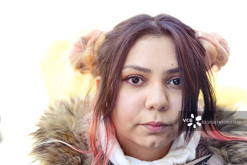 年轻女人扎着粉色发髻图片素材